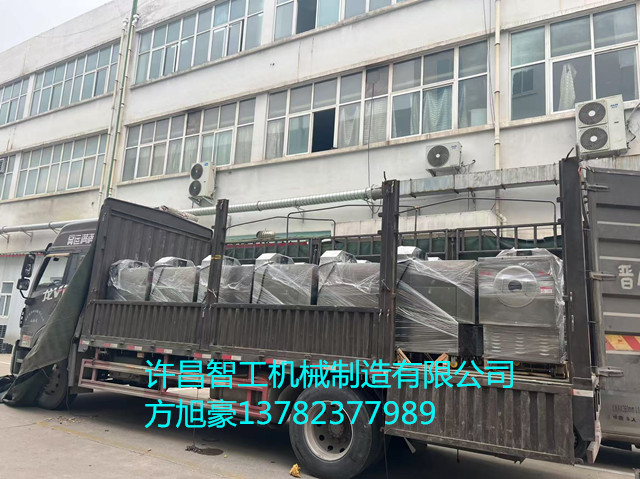 湖北客戶訂購(gòu)的20臺(tái)電磁炒貨機(jī)裝車發(fā)貨